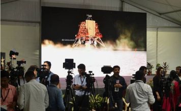 चंद्राच्या दक्षिण ध्रुवाजवळ बर्फाचे संकेत; इस्रोचा महत्त्वपूर्ण शोध