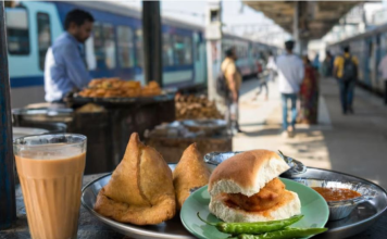 मध्य रेल्वेचा मोठा निर्णय! १ जूनपासून वडापाव, समोसा महागणार; प्रवाशांच्या खिशाला कात्री