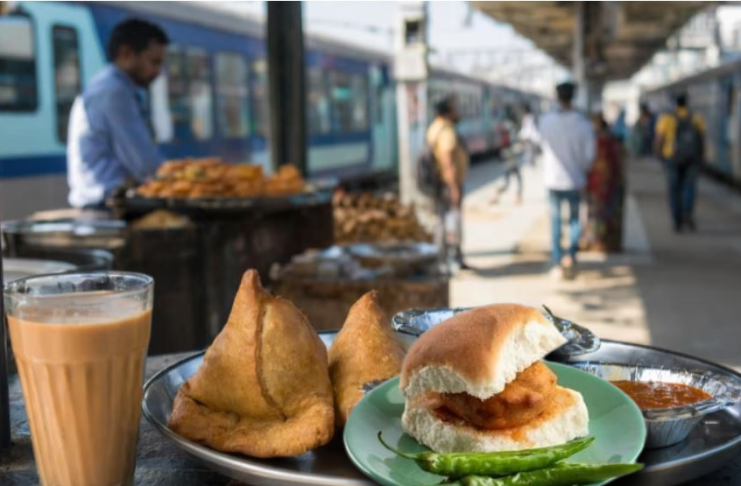 मध्य रेल्वेचा मोठा निर्णय! १ जूनपासून वडापाव, समोसा महागणार; प्रवाशांच्या खिशाला कात्री