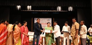 केशवराव भोसले नाट्यगृहाच्या पहिल्याच कार्यक्रमात स्वच्छता कर्मचाऱ्यांचा गौरव…